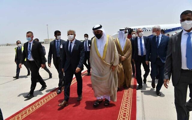 وزير الخارجية يائير لابيد والوزير  الإماراتي أحمد الصايغ في مطار أبو ظبي ، الإمارات العربية المتحدة ، 29 يونيو 2021 Shlomi Amsalem/GPO