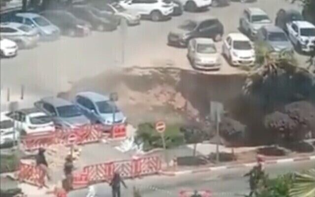 لقطة شاشة من مقطع فيديو لحفرة انفتحت في موقف سيارات في المركز الطبي شعاري تسيديك في القدس، 7 يونيو، 2021. (Twitter)