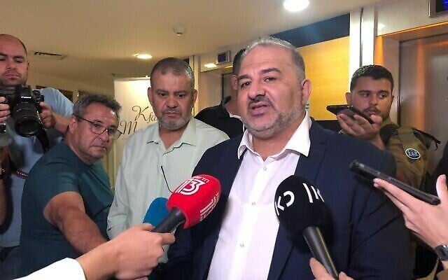 رئيس حزب القائمة العربية الموحدة، منصور عباس، يتحدث مع الصحفيين بعد المحادثات الإئتلافية في كفر همكابيا، رمات غان،  2 يونيو، 2021. (Tal Schneider/The Times of Israel)