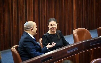 رئيس حزب ’يمينا’، نفتالي بينيت (على يسار الصورة) ورئيسة حزب ’العمل’، ميراف ميخائيلي، في قاعة الكنيست أثناء التصويت لانتخاب رئيس دولة إسرائيل الحادي عشر، 2 يونيو، 2021.  (Dani Shem Tov/ Knesset)