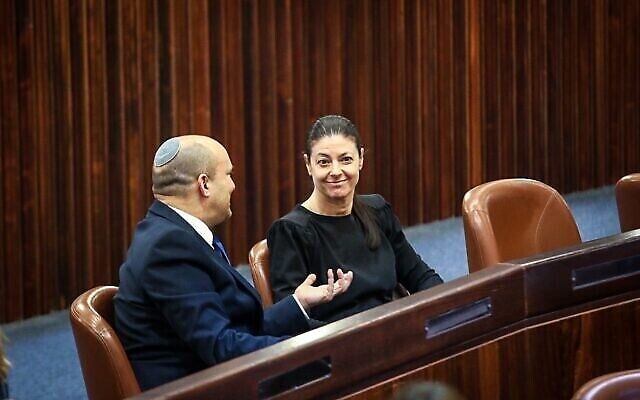 رئيس حزب ’يمينا’، نفتالي بينيت (على يسار الصورة) ورئيسة حزب ’العمل’، ميراف ميخائيلي، في قاعة الكنيست أثناء التصويت لانتخاب رئيس دولة إسرائيل الحادي عشر، 2 يونيو، 2021. (Dani Shem Tov/ Knesset) رئيس حزب ’يمينا’، نفتالي بينيت (على يسار الصورة) ورئيسة حزب ’العمل’، ميراف ميخائيلي، في قاعة الكنيست أثناء التصويت لانتخاب رئيس دولة إسرائيل الحادي عشر، 2 يونيو، 2021. (Dani Shem Tov/ Knesset)