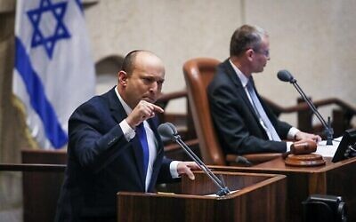 رئيس الوزراء المكلف نفتالي بينيت يخاطب الكنيست ، 13 يونيو، 2021. (Noam Moskowitz/Knesset)