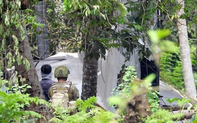 جنود فلبينيون يقفون بالقرب من حطام طائرة نقل تابعة للقوات الجوية الفلبينية من طراز C-130 ، والتي تحطمت في 4 يوليو، مما أسفر عن سقوط 50 قتيلا، في بلدة جولو بمقاطعة سولو بالقرب من جزيرة مينداناو  بجنوب البلاد،  5 يوليو، 2021.  (Nickee BUTLANGAN / AFP)