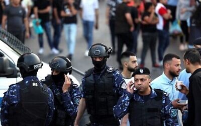 الشرطة الفلسطينية تمنع المتظاهرين من التجمع في مدينة رام الله بالضفة الغربية قبل مظاهرة مزمعة ضد السلطة الفلسطينية في 5 يوليو، 2021.   (ABBAS MOMANI / AFP)