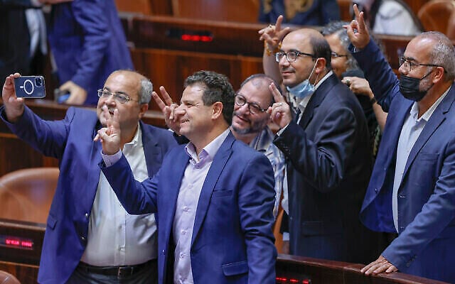 أعضاء الكنيست من "القائمة المشتركة" يحتفلون بعد تصويت الكنيست على رفض تمديد قانون لم شمل العائلات الفلسطينية، في القدس، 6 يوليو، 2021. (Yonatan Sindel / Flash90)