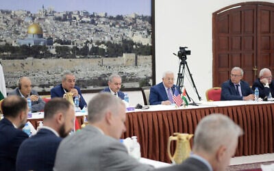 رئيس السلطة الفلسطينية محمود عباس يستضيف وفدا من الكونغرس الأمريكي في مكتبه في رام الله، 8 يوليو، 2021. (WAFA)