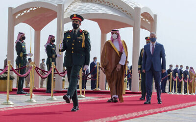 ولي العهد السعودي الأمير محمد بن سلمان، في وسط الصورة من اليمين، يرافق رئيس الوزراء العراقي مصطفى الكاظمي لدى وصوله إلى مطار الرياض الدولي، المملكة العربية السعودية، 31 مارس 2021. زار الكاظمي المملكة العربية السعودية قبل فترة قصيرة من الجولة الأولى من المحادثات المباشرة التي عقدت في أبريل في بغداد بين خصمين إقليميين السعودية وإيران.(Bandar Aljaloud/Saudi Royal Palace via AP, File)