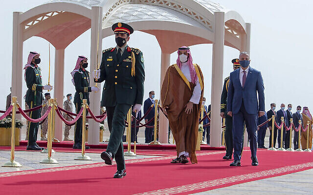 ولي العهد السعودي الأمير محمد بن سلمان، في وسط الصورة من اليمين، يرافق رئيس الوزراء العراقي مصطفى الكاظمي لدى وصوله إلى مطار الرياض الدولي، المملكة العربية السعودية، 31 مارس 2021. زار الكاظمي المملكة العربية السعودية قبل فترة قصيرة من الجولة الأولى من المحادثات المباشرة التي عقدت في أبريل في بغداد بين خصمين إقليميين السعودية وإيران.(Bandar Aljaloud/Saudi Royal Palace via AP, File)