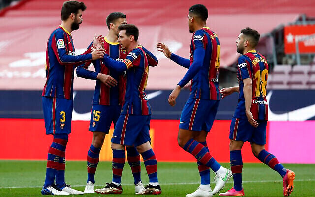 لاعب برشلونة ليونيل ميسي يحتفل مع زملائه بتسجيل الهدف الافتتاحي خلال مباراة الدوري الاسباني لكرة القدم بين نادي برشلونة وسيلتا فيغو في ملعب كامب نو في برشلونة، إسبانيا، 16 مايو، 2021. (AP Photo / Joan Monfort)