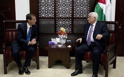 رئيس السلطة الفلسطينية محمود عباس، من اليمين ، يلتقي بزعيم حزب "الاتحاد الصهيوني" يتسحاق هرتسوغ في رام الله، 18 أغسطس، 2015. (AP Photo / Nasser Nasser / File)