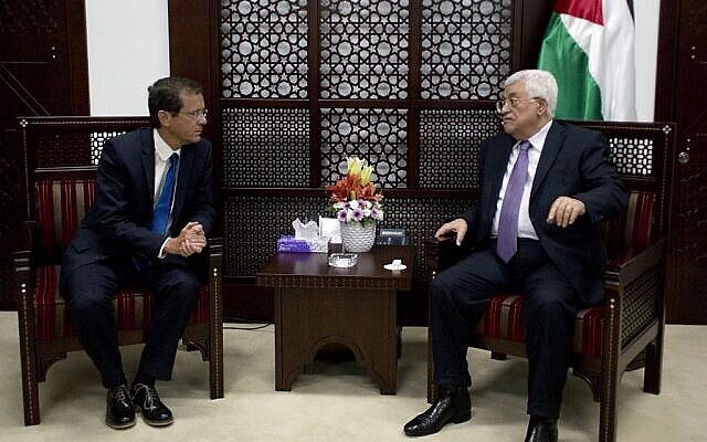 رئيس السلطة الفلسطينية محمود عباس، من اليمين ، يلتقي بزعيم حزب "الاتحاد الصهيوني" يتسحاق هرتسوغ في رام الله، 18 أغسطس، 2015. (AP Photo / Nasser Nasser / File)