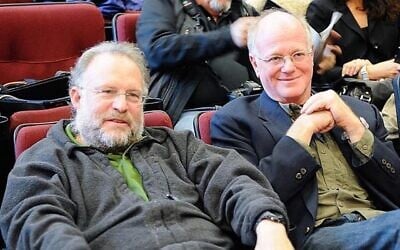 جيري غرينفيلد، إلى اليسار ، وبن كوهين، مؤسسا شركة Ben & Jerry’s، في عام 2010. (Wikimedia Commons)