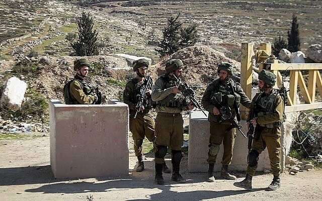 صورة توضيحية لجنود اسرائيليين في الضفة الغربية، 10 فبراير، 2017. (Wisam Hashlamoun / Flash90)
