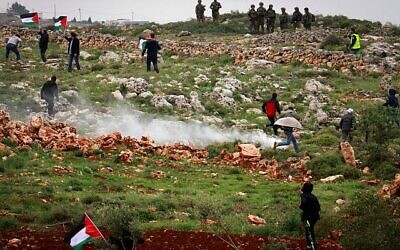 توضيحية: متظاهرون فلسطينيون يشتبكون مع القوات الإسرائيلية خلال مظاهرة بمناسبة ذكرى ’يوم الأرض’، في قرية قصرة في الضفة الغربية، 30 مارس، 2018. (Nasser Ishtayeh / Flash90)