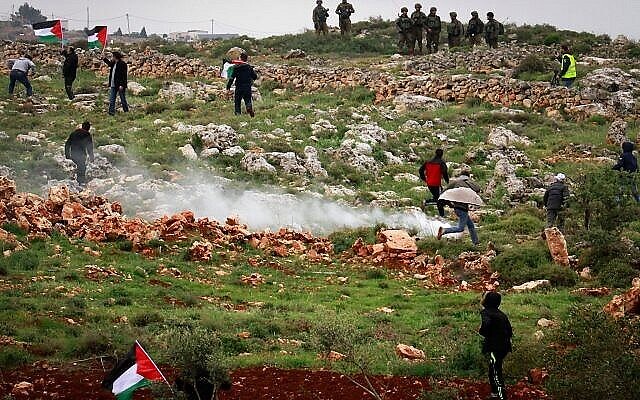 توضيحية: متظاهرون فلسطينيون يشتبكون مع القوات الإسرائيلية خلال مظاهرة بمناسبة ذكرى ’يوم الأرض’، في قرية قصرة في الضفة الغربية، 30 مارس، 2018. (Nasser Ishtayeh / Flash90)