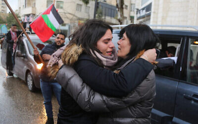 سهى جرار (يسار) تحيي والدتها خالدة جرار من الجبهة الشعبية لتحرير فلسطين بعد إطلاق سراحها بعد 20 شهرا من الاعتقال في مدينة رام الله بالضفة الغربية، 28 فبراير، 2019. (STR / Flash9)