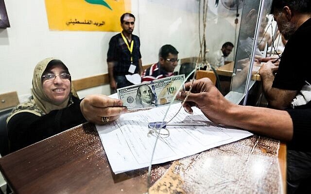 الفلسطينيون يتلقون مساعداتهم المالية كجزء من الأموال التي خصصتها قطر في مكتب بريد في مدينة غزة، 19 مايو، 2019. (Abed Rahim Khatib / Flash90) الفلسطينيون يتلقون مساعداتهم المالية كجزء من الأموال التي خصصتها قطر في مكتب بريد في مدينة غزة، 19 مايو، 2019. (Abed Rahim Khatib / Flash90)
