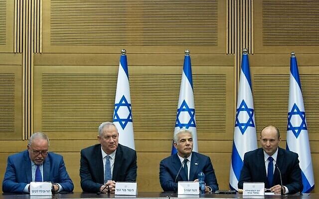 من اليمين، رئيس الوزراء نفتالي بينيت، ووزير الخارجية يائير لابيد، ووزير الدفاع بيني غانتس، ووزير المالية أفيغدور ليبرمان يحضرون أول اجتماع لمجلس الوزراء في الكنيست، 13 يونيو، 2021. (Yonatan Sindel / Flash90)