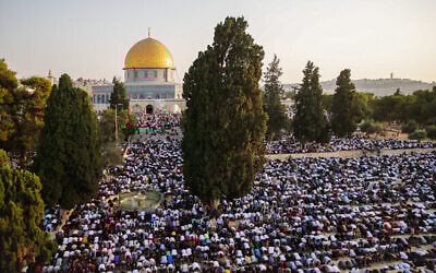 آلاف الفلسطينيين يؤدون صلاة الجمعة في المسجد الأقصى بالقدس بمناسبة عيد الأضحى المبارك، 20 يوليو، 2021. (Jamal Awad / Flash90)