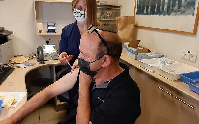 رجل يتلقى جرعة معززة من لقاح كورونا في مركز شيبا الطبي قرب تل أبيب 12 يوليو، 2021. (Courtesy Sheba Medical Center) رجل يتلقى جرعة معززة من لقاح كورونا في مركز شيبا الطبي قرب تل أبيب 12 يوليو، 2021. (Courtesy Sheba Medical Center)