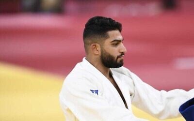 طوهر بوطبول الإسرائيلي يتنافس في مباراة ربع نهائي الجودو للرجال فئة 73 كغم خلال دورة الألعاب الأولمبية طوكيو 2020 في نيبون بودوكان في طوكيو، 26 يوليو، 2021.  (Amit Shisel/Israel Olympic Committee)
