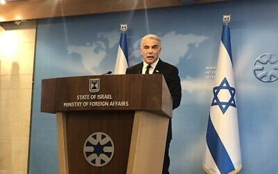 وزير الخارجية يائير لابيد يتحدث خلال إيجاز في وزارة الخارجية في القدس، 25 يوليو، 2021. (Lazar Berman / Times of Israel)