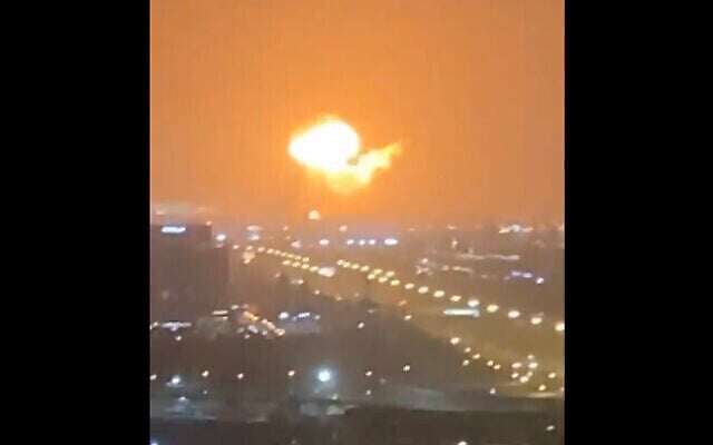 كرة من النار بعد انفجار هز ميناء جبل علي في دبي، الإمارات العربية المتحدة، 7 يوليو 2021. (Screen capture: Twitter)