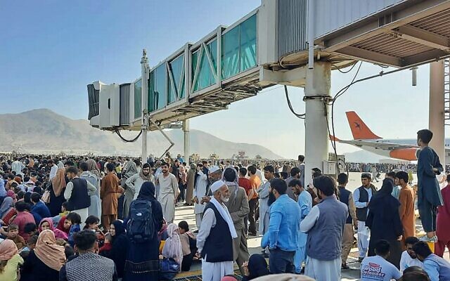 مواطنون أفغان يحتشدون في مدرج مطار كابول في 16 أغسطس 2021، للفرار من البلاد بعد سيطرة طالبان على أفغانستان وفرار الرئيس أشرف غني من البلاد وإقراره بانتصار المتمردين في الحرب التي استمرت 20 عاما. (AFP)