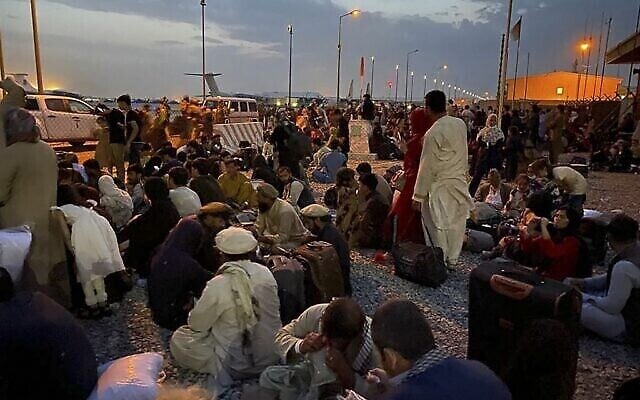 أفغان ينتظرون لكوب طائرة عسكرية أمريكية لمغادرة أفغانستان، في المطار العسكري في كابول في 19 أغسطس 2021 بعد استيلاء طالبان العسكري على أفغانستان. (Shakib RAHMANI / AFP) أفغان ينتظرون لكوب طائرة عسكرية أمريكية لمغادرة أفغانستان، في المطار العسكري في كابول في 19 أغسطس 2021 بعد استيلاء طالبان العسكري على أفغانستان. (Shakib RAHMANI / AFP)
