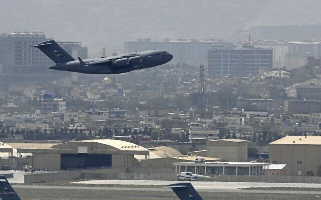طائرة تابعة للقوات الجوية الأمريكية تقلع من مطار كابول في 30 أغسطس 2021.  ( Aamir QURESHI / AFP)