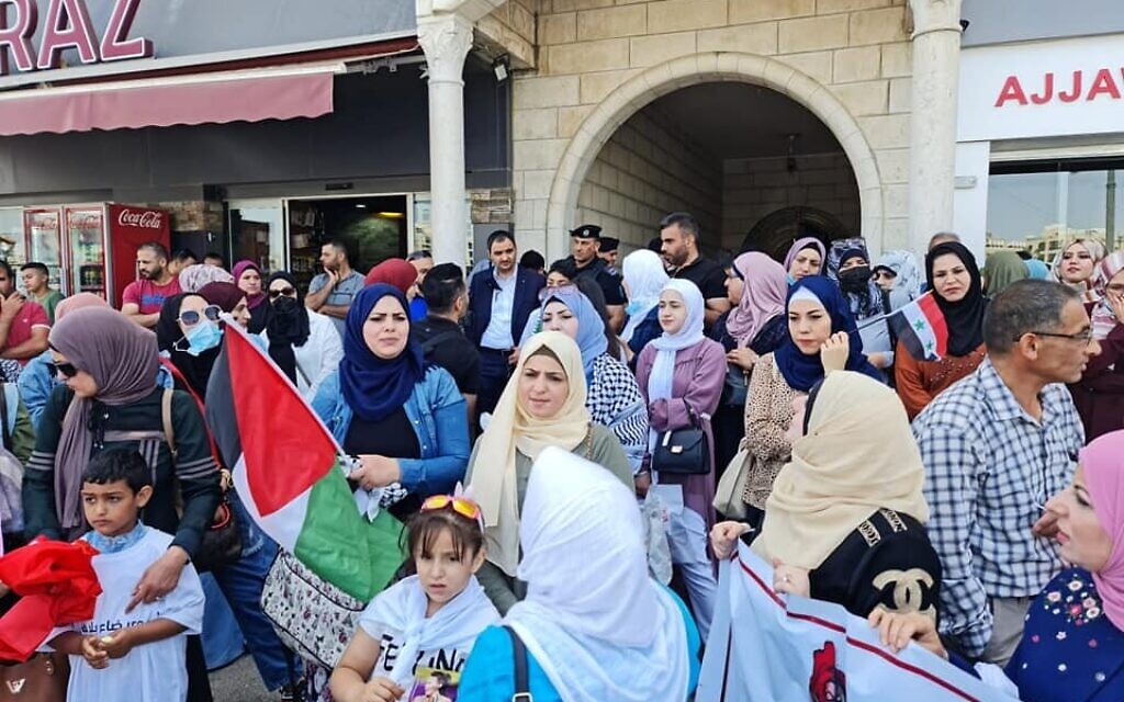 فلسطينيات وأزواجهن يسعون للحصول على أوراق إقامة في الضفة الغربية يتظاهرون أمام هيئة الشؤون المدنية التابعة للسلطة الفلسطينية في رام الله في 14 يونيو 2021 (courtesy)