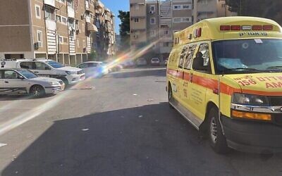 سيارة إسعاف تابعة لنجمة داود الحمراء في موقع جريمة عنف أسري في سديروت، 19 أغسطس، 2021. (MDA)