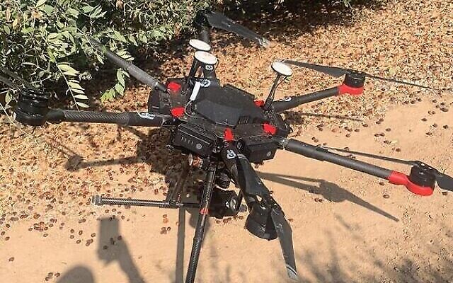 طائرة بدون طيار عثرت عليها القوات الإسرائيلية في جنوب إسرائيل في 13 أغسطس 2021، والتي يقول الجيش إن حركة حماس أطلقتها إلى المجال الجوي الإسرائيلي من قطاع غزة قبل يومين. (Israel Defense Forces)