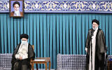 إبراهيم رئيسي (اليمين) مع المرشد الأعلى آية الله علي خامنئي (اليسار ) 3 أغسطس 2021  Office of the Iranian Supreme Leader via AP