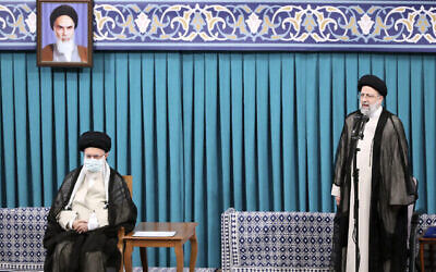 إبراهيم رئيسي (اليمين) مع المرشد الأعلى آية الله علي خامنئي (اليسار ) 3 أغسطس 2021  Office of the Iranian Supreme Leader via AP