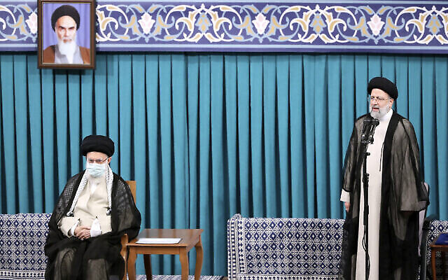 إبراهيم رئيسي (اليمين) مع المرشد الأعلى آية الله علي خامنئي (اليسار ) 3 أغسطس 2021 Office of the Iranian Supreme Leader via AP إبراهيم رئيسي (اليمين) مع المرشد الأعلى آية الله علي خامنئي (اليسار ) 3 أغسطس 2021 Office of the Iranian Supreme Leader via AP