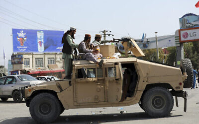 مقاتلو طالبان أمام مطار حامد كرزاي الدولي ، في كابول، أفغانستان، 16 أغسطس، 2021. (AP Photo / Rahmat Gul)