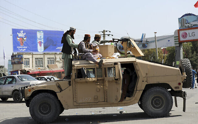 مقاتلو طالبان أمام مطار حامد كرزاي الدولي ، في كابول، أفغانستان، 16 أغسطس، 2021. (AP Photo / Rahmat Gul)