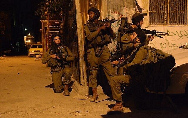 صورة توضيحية: لواء 931 ناحال التابع للجيش الإسرائيلي خلال دوريات البحث في مخيم بلاطة للاجئين بالقرب من نابلس في الضفة الغربية، ليلة 16 يونيو، 2014 (IDF Spokesperson / Flash90)