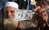 فلسطينيون يتلقون مساعدات مالية من قطر، في مكتب بريد في رفح، جنوب قطاع غزة، 27 نوفمبر، 2019 (Abed Rahim Khatib / Flash90)