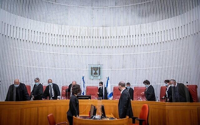 صورة توضيحية: قضاة المحكمة العليا يصلون لجلسة في المحكمة العليا في القدس، 24 فبراير 2021 (Yonatan Sindel / Flash90) صورة توضيحية: قضاة المحكمة العليا يصلون لجلسة في المحكمة العليا في القدس، 24 فبراير 2021 (Yonatan Sindel / Flash90)