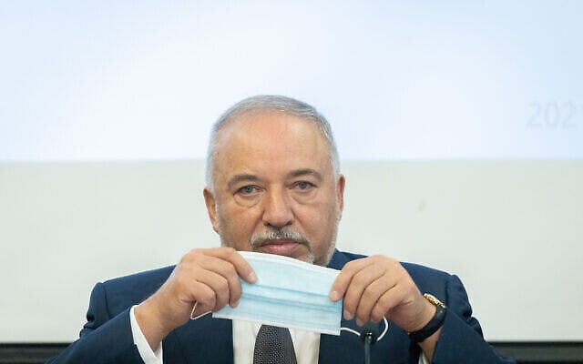 وزير المالية افيغدور ليبرمان في وزارة المالية في القدس، 21 يوليو 2021 (Yonatan Sindel / Flash90)
