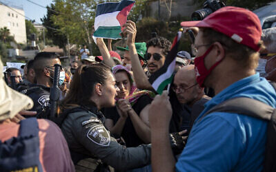 متظاهرون خلال تظاهرة في حي الشيخ جراح في القدس الشرقية، 30 يوليو، 2021. (Olivier Fitoussi / Flash90)