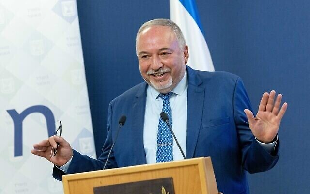 وزير المالية أفيغدور ليبرمان يتحدث في مؤتمر صحفي حول ميزانية الدولة، في وزارة المالية في القدس، 30 أغسطس، 2021 (Yonatan Sindel / Flash90)
