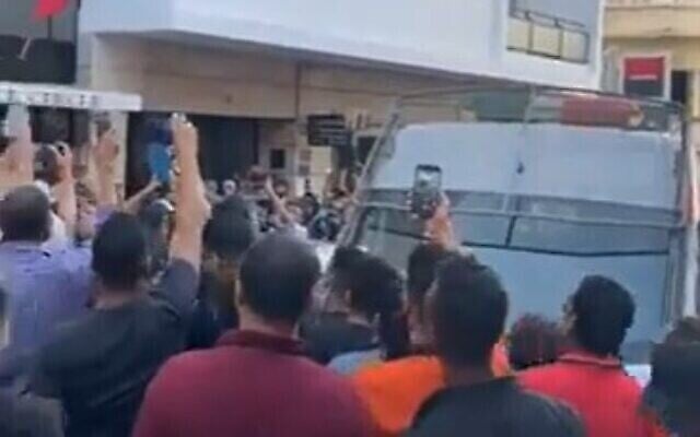 حشود تتجمع في موقع مقتل رجل إسرائيلي طعنا في مدينة طنجة المغربية، 25 أغسطس، 2021. (Screencapture / Facebook)