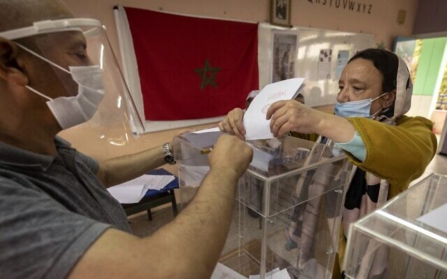 سيدة مغربية تدلي بصوتها في 8 سبتمبر 2021 بالرباط أثناء تصويت المغاربة في الانتخابات البرلمانية والمحلية.  (ADEL SENNA / AFP)