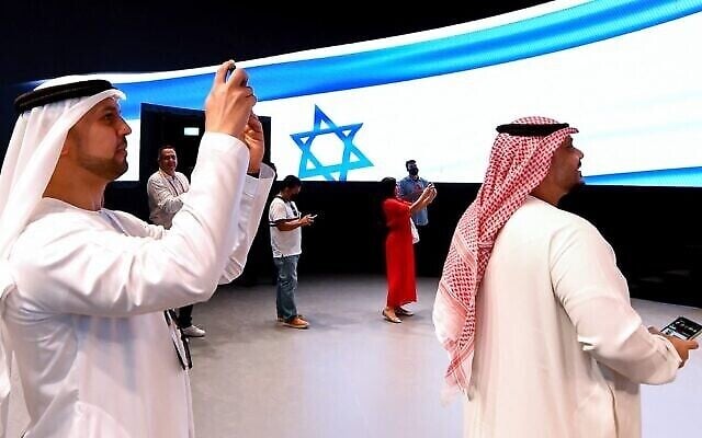 أشخاص يلتقطون صورا في الجناح الإسرائيلي خلال جولة إعلامية قبل افتتاح معرض إكسبو 2020 دبي في الإمارة الخليجية في 27 سبتمبر، 2021. (AFP)