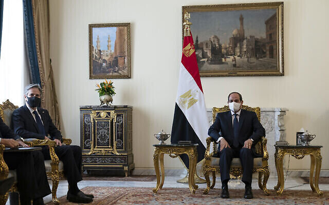 وزير الخارجية الأمريكي أنطوني بلينكين، إلى اليسار، جالسًا خلال اجتماع مع الرئيس المصري عبد الفتاح السيسي في القصر الرئاسي بمصر الجديدة، في 26 مايو 2021، في القاهرة، مصر. (AP Photo / Alex Brandon، Pool) وزير الخارجية الأمريكي أنطوني بلينكين، إلى اليسار، جالسًا خلال اجتماع مع الرئيس المصري عبد الفتاح السيسي في القصر الرئاسي بمصر الجديدة، في 26 مايو 2021، في القاهرة، مصر. (AP Photo / Alex Brandon، Pool)