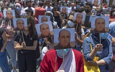 مظاهرات في رام الله احتجاجا على مقتل الناشط نزار بنات، 24 يونيو، 2021. (AP Photo/Nasser Nasser)