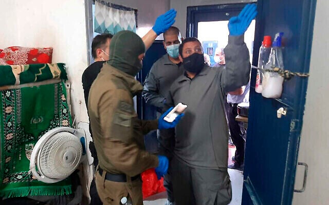 في هذه الصورة التي قدمتها دائرة السجون الإسرائيلية، عناصر الأمن الإسرائيلي تتفقد زنزانة بعد أن هرب ستة فلسطينيين عبر نفق في سجن جلبوع في شمال إسرائيل، 6 سبتمبر ، 2021. (Israel Prison Service via AP)